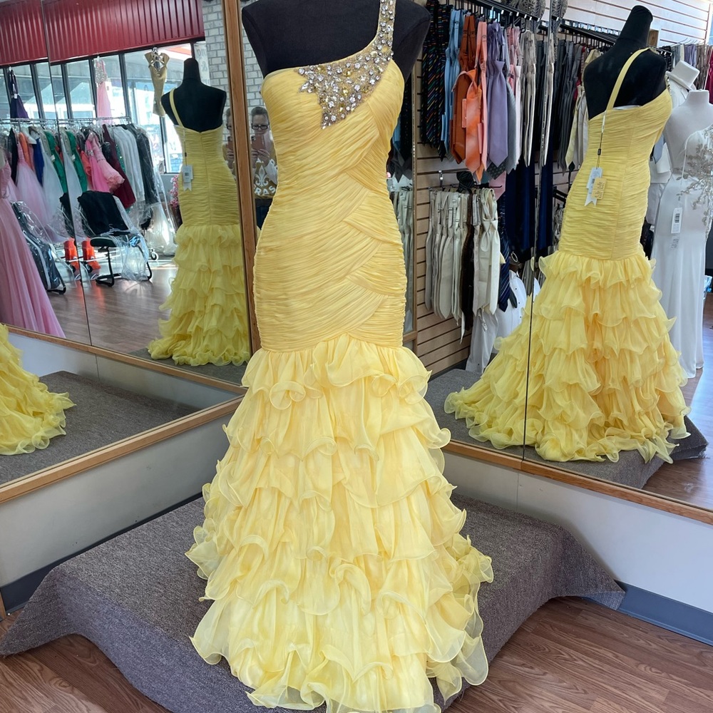 Yellow Formal by Colors Dress size 6 stunning FIRM. Free Victoria’s Formal Wear